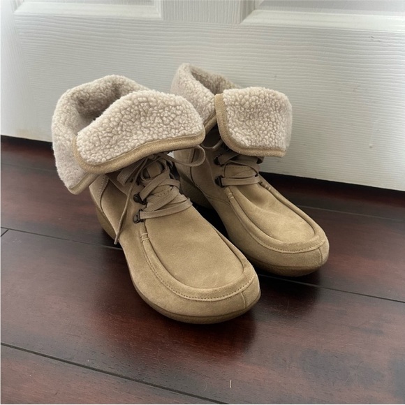 Size 7 Hush Puppies Women's Tan Suede Sherpa Lined Lace Up Wedge Heel Bootie - Picture 5 of 9